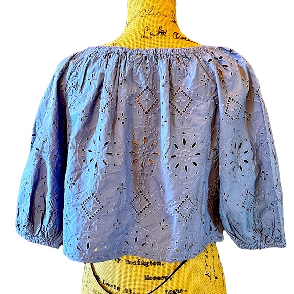 Gap Extra-Small Eyelet Cotton Crop Top - Picture 2 of 4